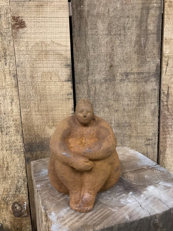 Femme assise en fonte, 12x14x16cm, 2,5kg