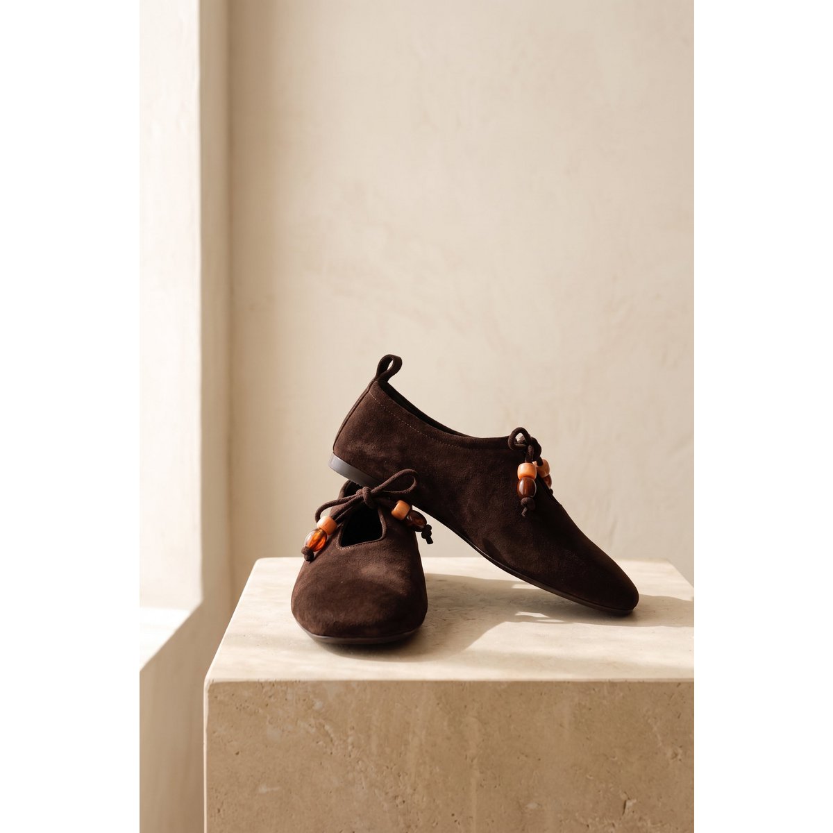 KATY BEADS CHOCOLATE – Schnürhalbschuhe aus Wildleder mit Harzdetail