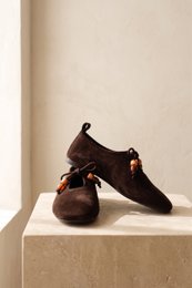 KATY BEADS CHOCOLATE – Schnürhalbschuhe aus Wildleder mit Harzdetail