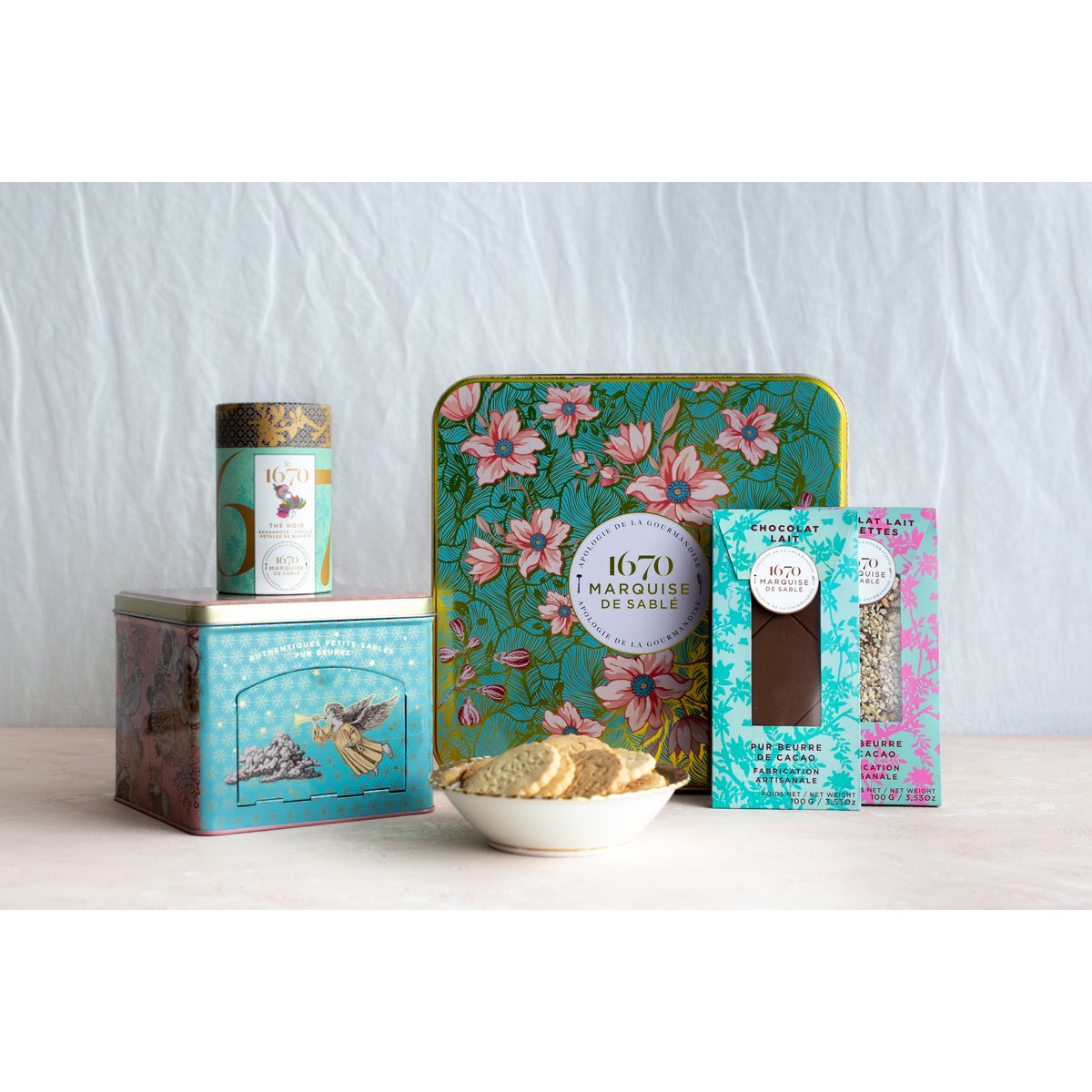 Shortbread biscuits assortment of pure fresh butter natural shortbread, with salted butter caramel, chocolate and apricot chips - "Vegetable Magic" metal box 400 g