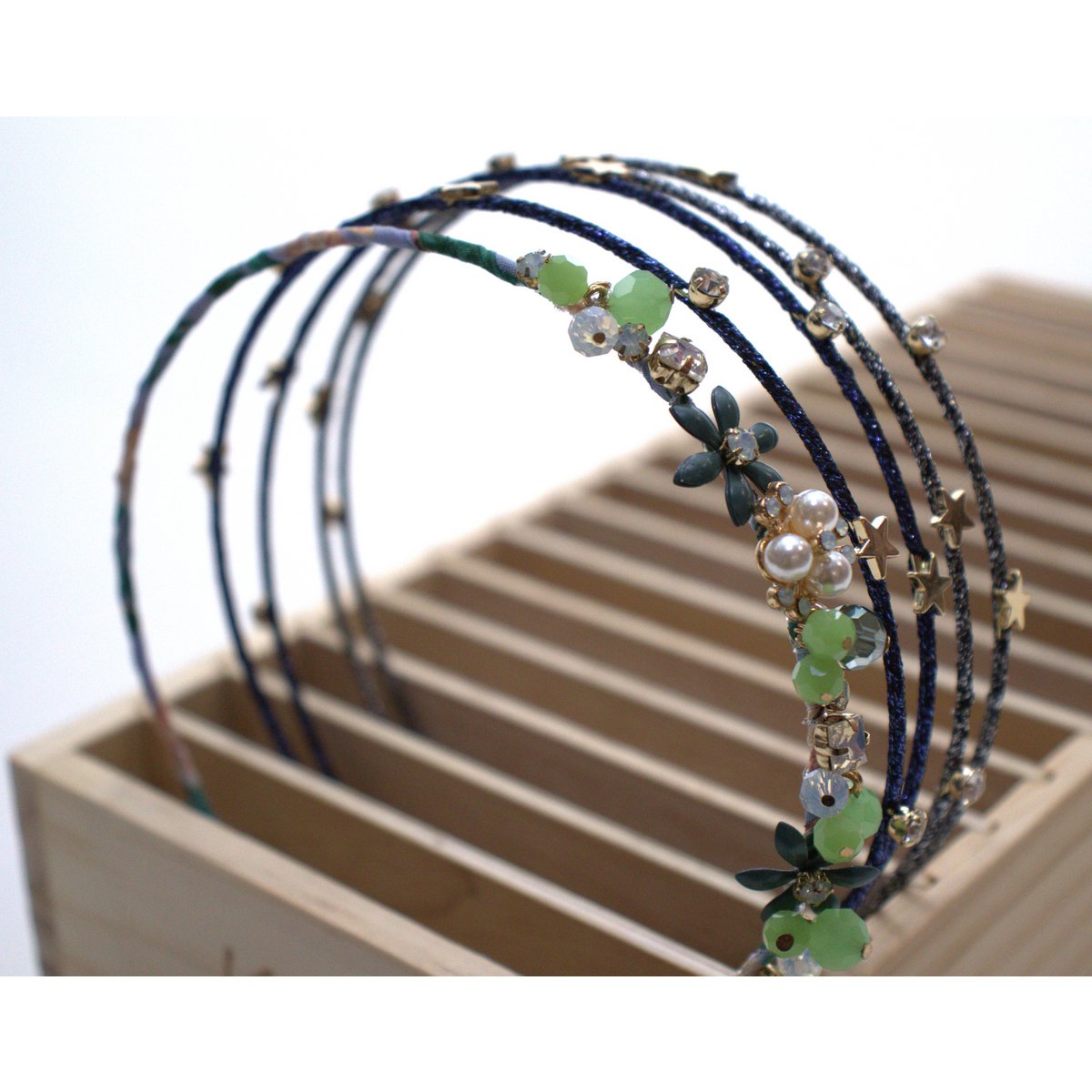 YUKO B HEADBAND OFFER. Wooden display including the entire collection of headbands, 2 per model and 34 in total