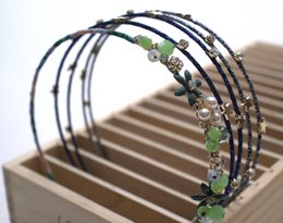 YUKO B HEADBAND OFFER. Wooden display including the entire collection of headbands, 2 per model and 34 in total