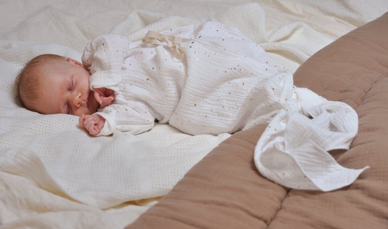 Økologisk muslin baby kimono-kjole – blødt nyfødt-outfit, knudret babykjole, neutralt tøj til nyfødte, babyshowergave – hvide gyldne prikker