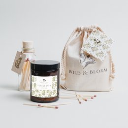  Scented candle gift set with a forest bath fragrance, featuring a round glass jar with a floral label design.