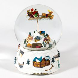 The Great Snow Globe "Juleaften, julemanden er næsten her!", Et lille damptog passerer gennem landsbyen og