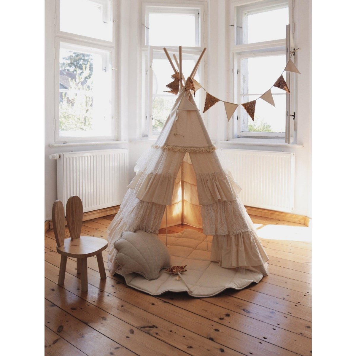 Set „Shabby Chic“ Tipi mit Rüschen und Blättermatte „Weiß“.