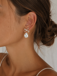 Angel Bow - Gold plated brass bow earrings with freshwater pearl – Handmade in Italy