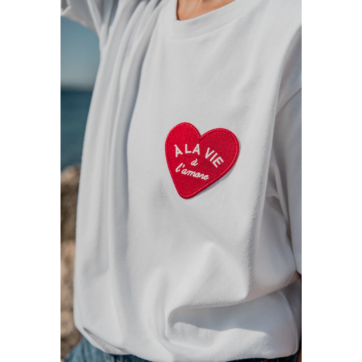 T-shirt patch coeur brodé