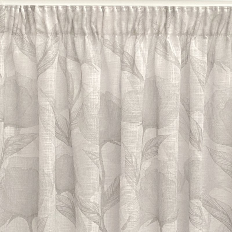 Rideau translucide, rideau imprimé numériquement en ruban multifonction (ruban fronceur ou serre-câble), allie motif floral et couleurs grises. Rideaux pour salon, chambre et cuisine.