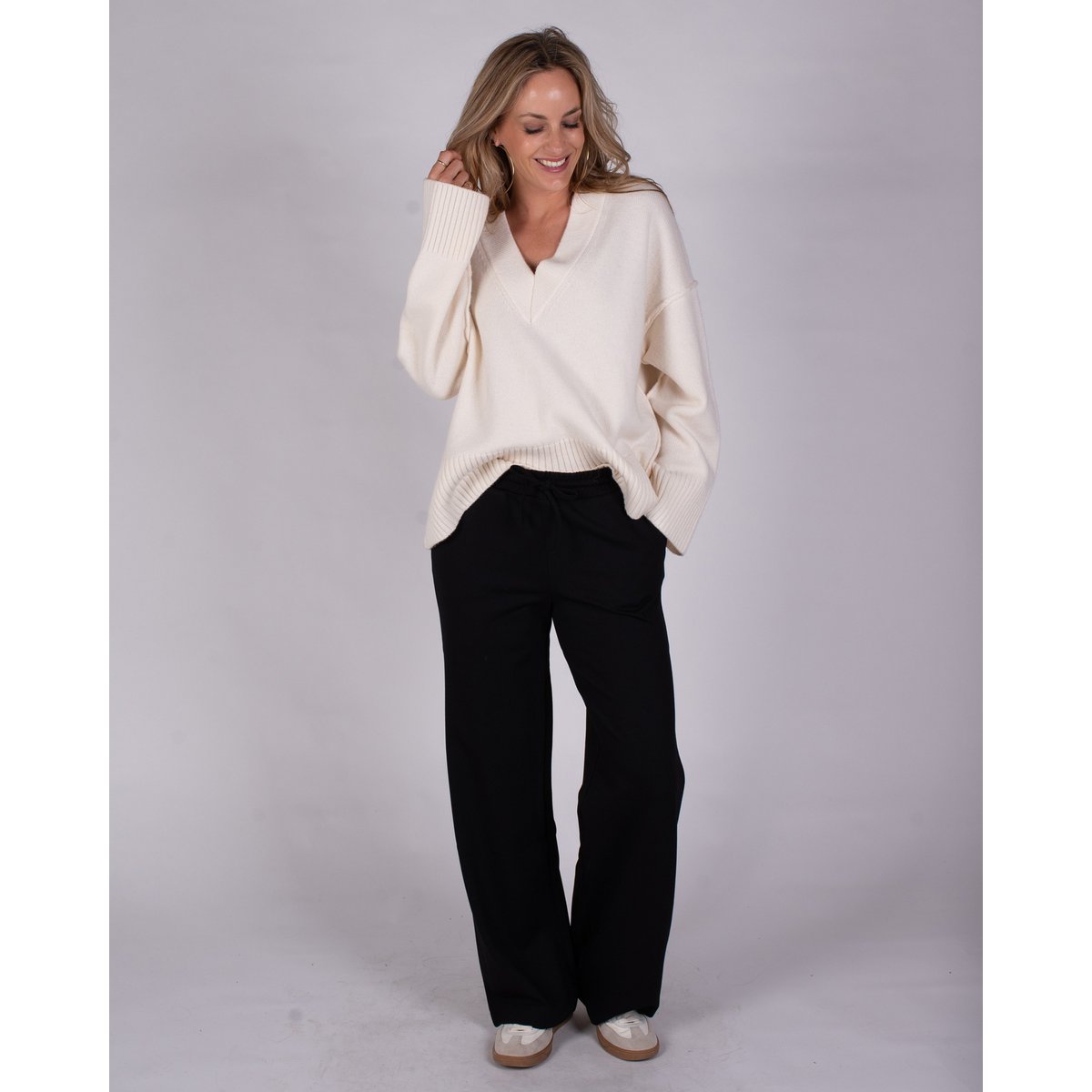 Damen-Oversize-Pullover in Offwhite mit tiefem V-Ausschnitt aus Wolle – SOFIA