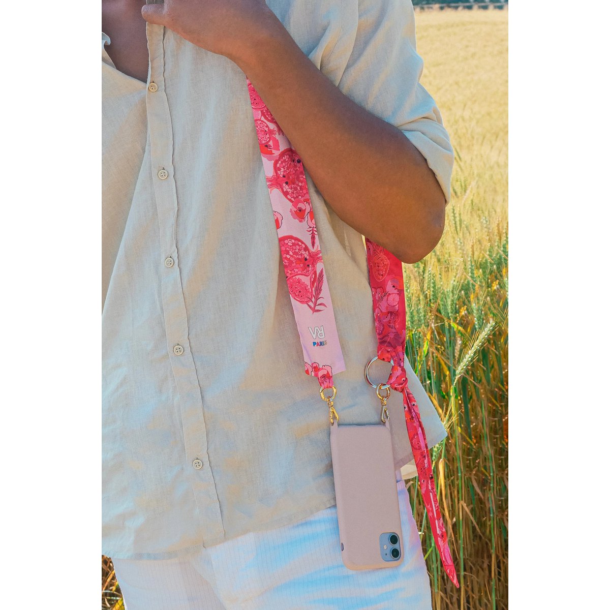 Virginie Riou – bandoulière de téléphone "citron caviar – 100% twill de polyester recyclé– rose, fruits – 128 cm x 5 cm