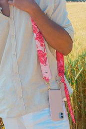Virginie Riou – bandoulière de téléphone "citron caviar – 100% twill de polyester recyclé– rose, fruits – 128 cm x 5 cm