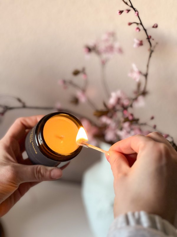 Candela di cera di soia al miele scuro e tabacco
