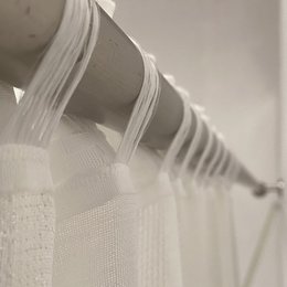 Cortina translúcida de color beige confeccionada en cinta multifunción (cinta fruncidora o pasabarras). Visillo Jacquard de rayas vertikale fabrikation med materialer reciclados og calidad. Naturlige farver og kalidos. Cortinas para salón, dormitorio