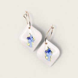 Pendientes llamativos hechos a mano en color crema y azul | Atelier Niyaa