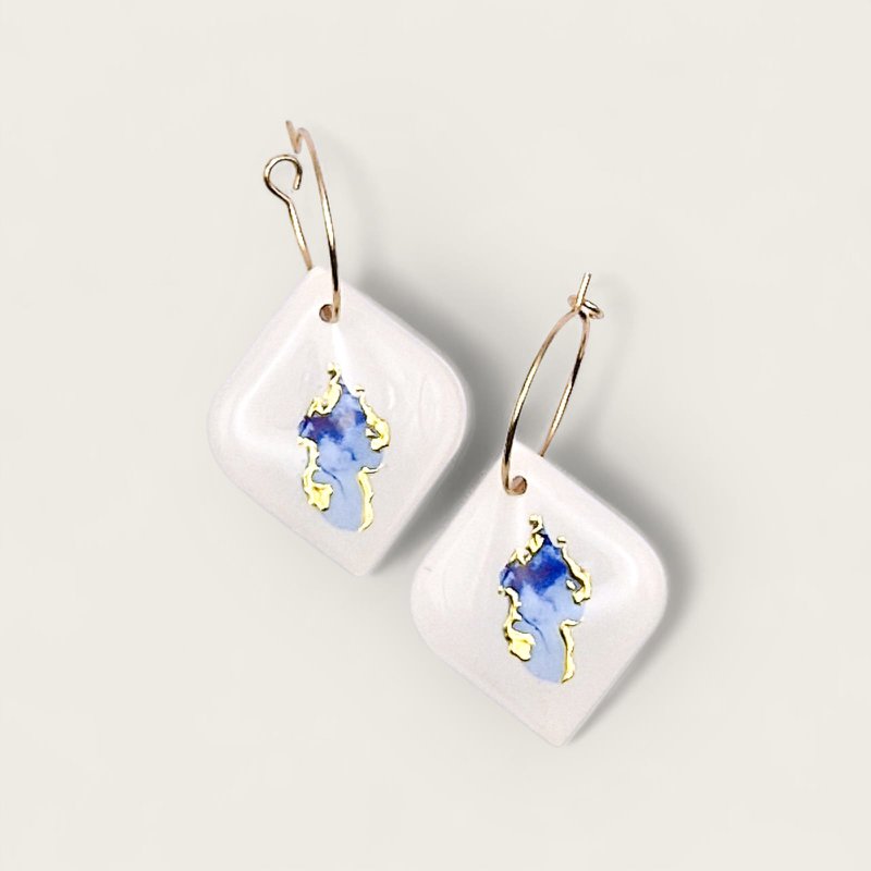 Pendientes llamativos hechos a mano en color crema y azul | Atelier Niyaa
