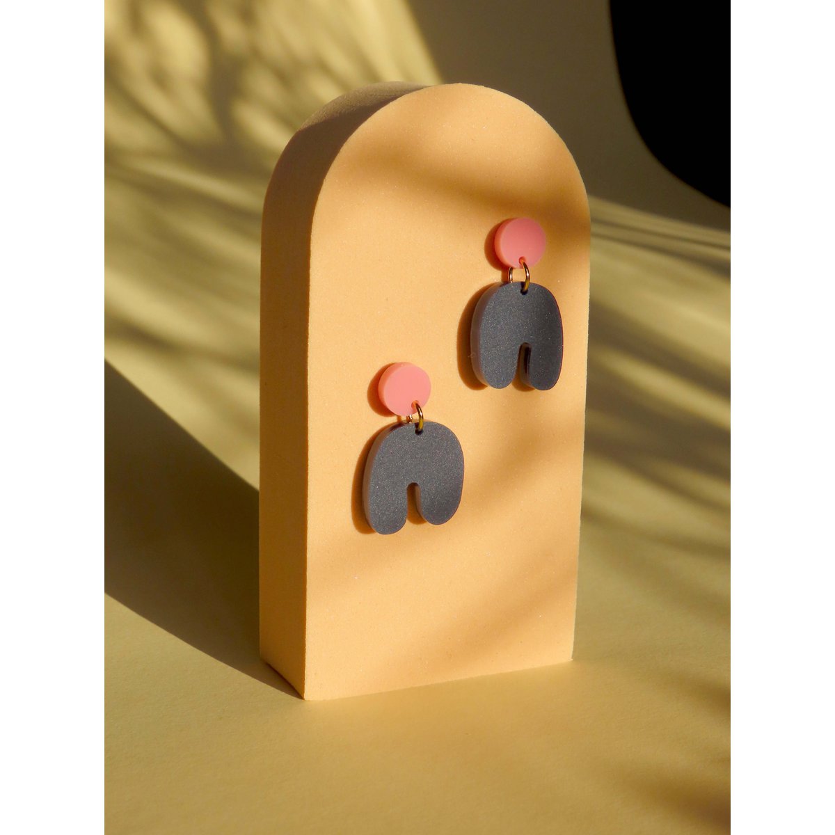Små Squishy Arch øreringe i pink mørkeblå