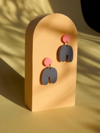Små Squishy Arch øreringe i pink mørkeblå
