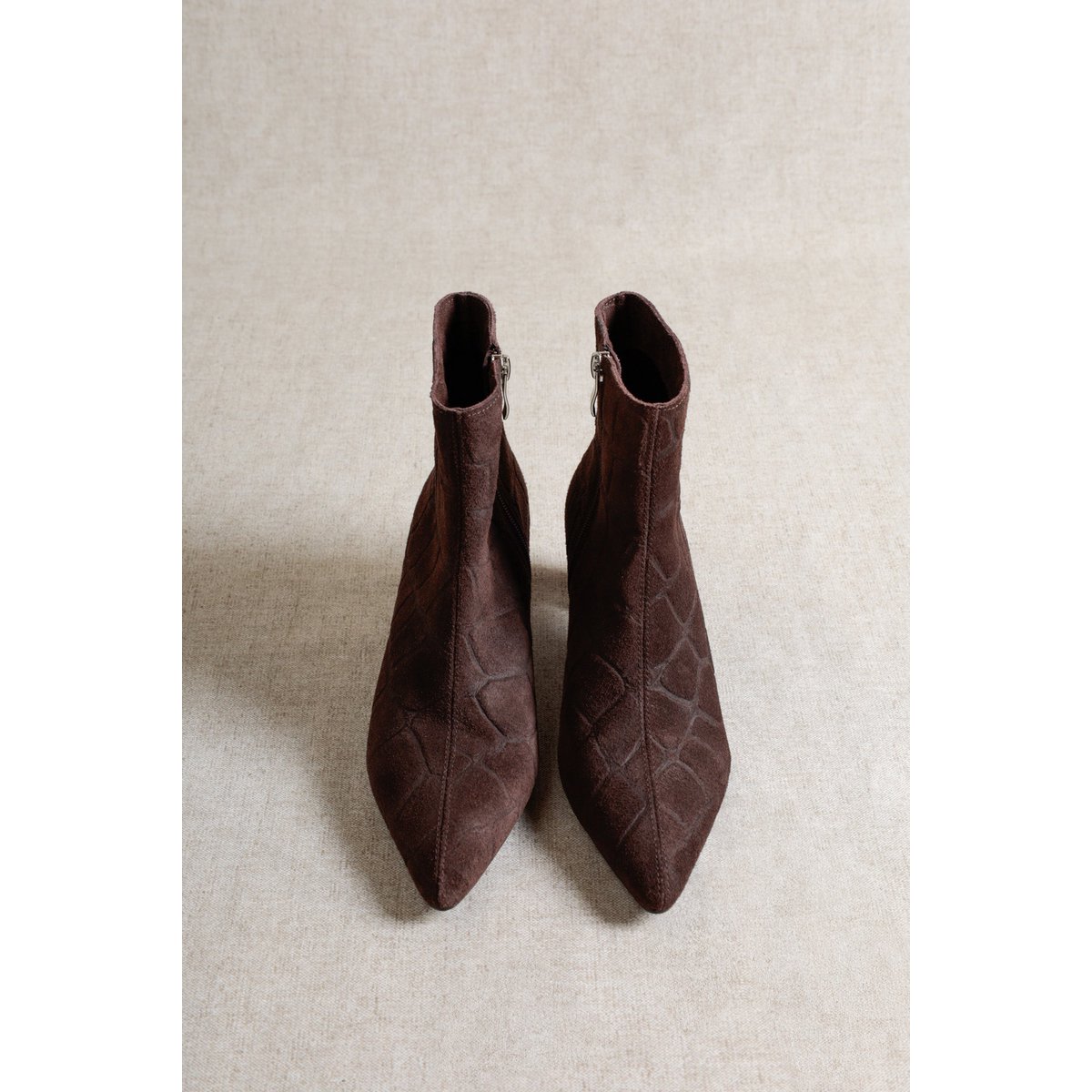 DINA CHOCOLATE CROCO SUEDE – Suède laarzen met hak in reliëf