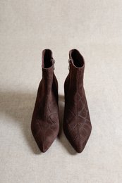 DINA CHOCOLATE CROCO SUEDE – Suède laarzen met hak in reliëf