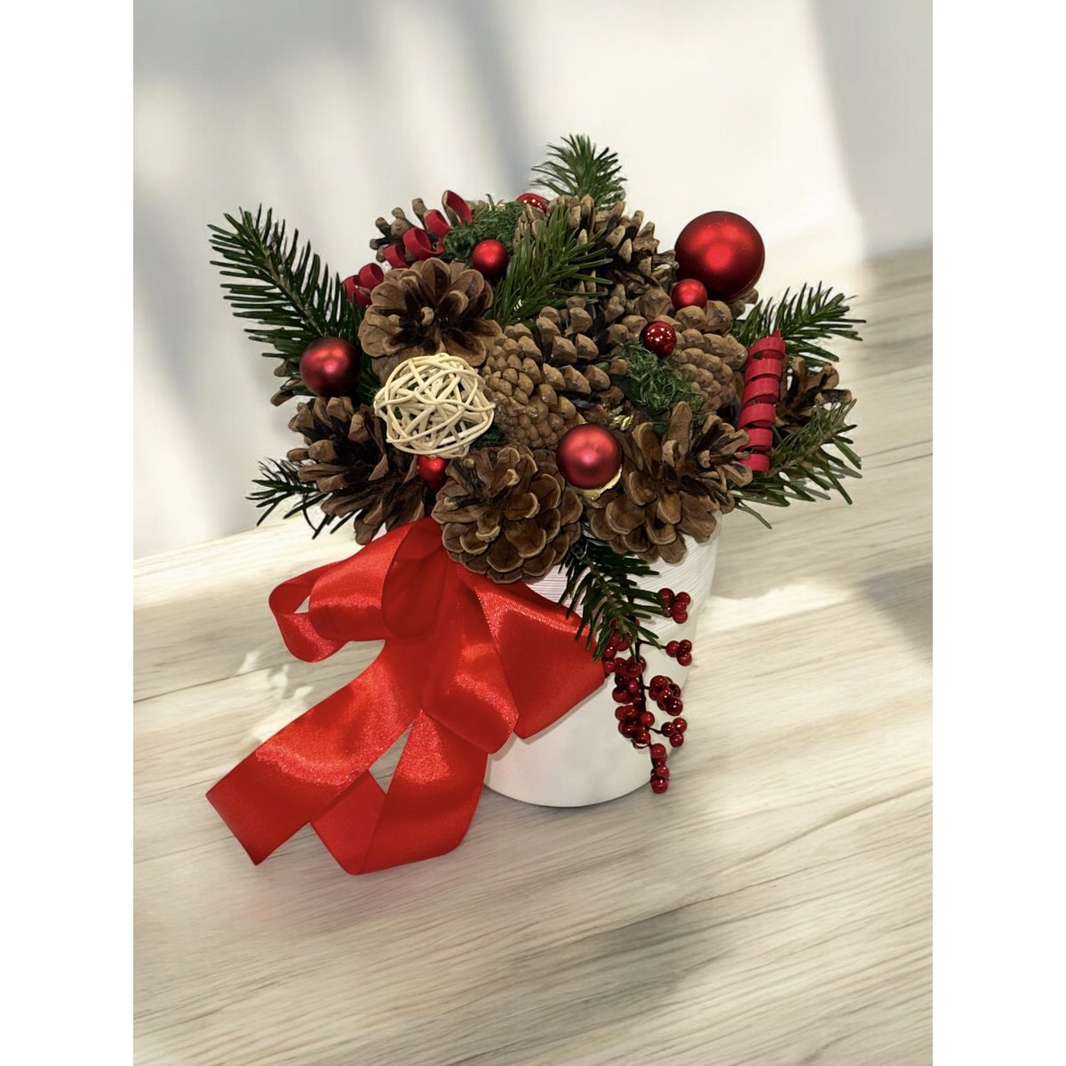 4 x handgemaakte kerstkegelarrangement in witte pot met satijnen strik – 12 cm