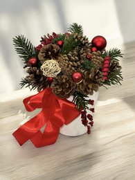 4 x Håndlavet julekeglearrangement i hvid gryde med satinsløjfe – 12 cm
