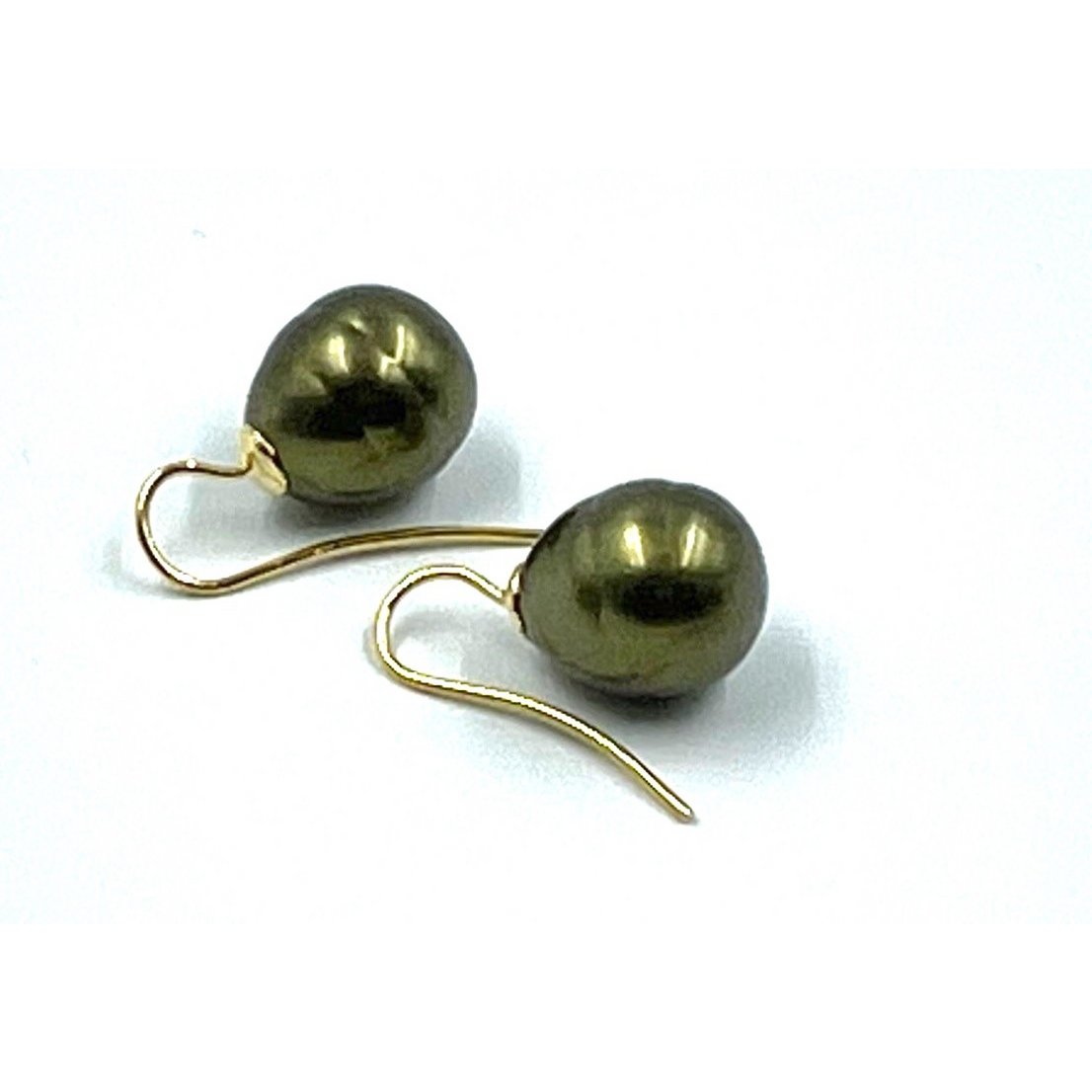 Pearl earrings classic