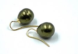 Pearl earrings classic