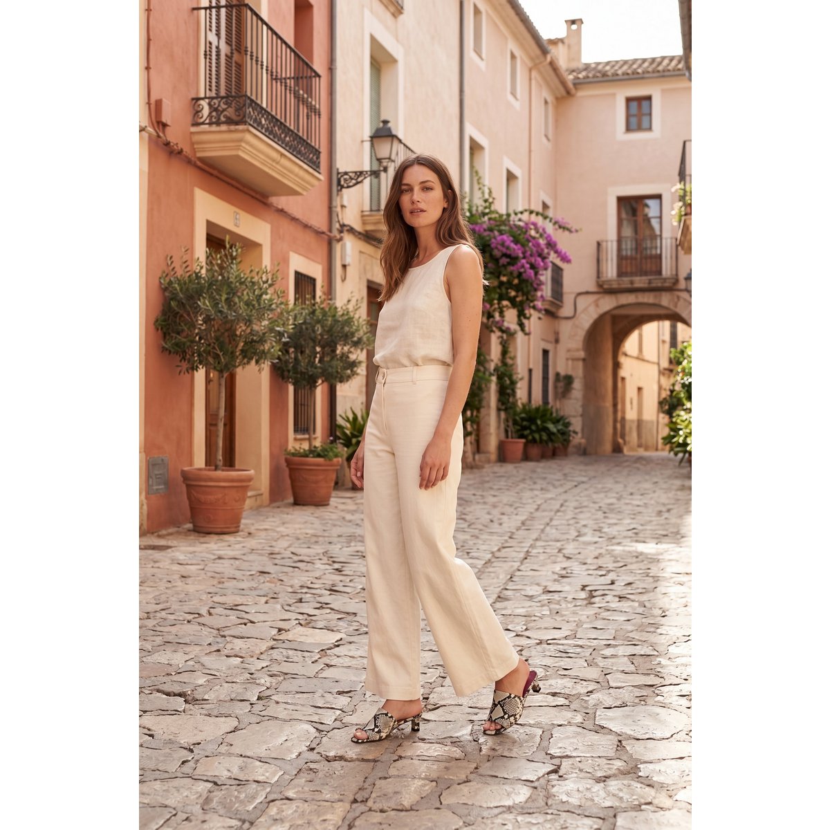VIVIAN OFF WHITE – Mules aus Leder mit Schlangenprägung und diagonalem Kitten-Heel