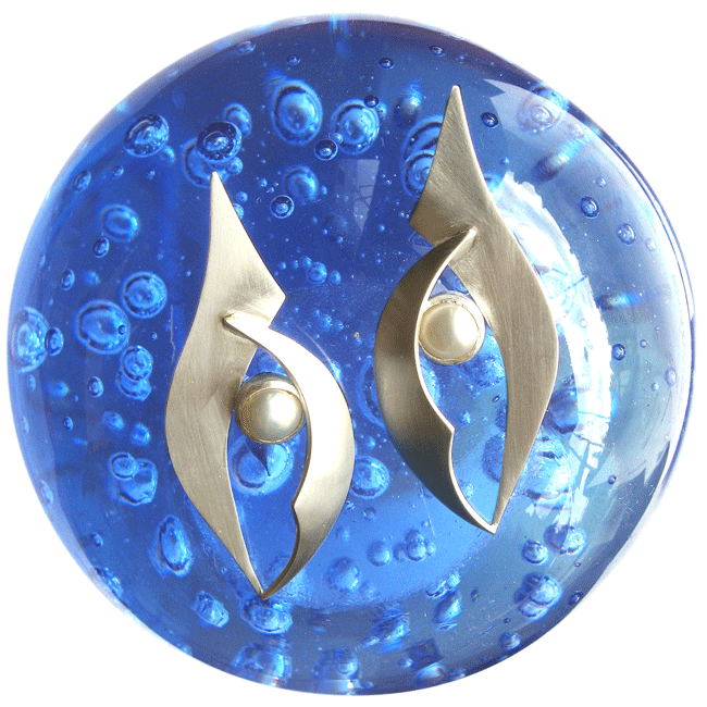 E 982, silver ear studs with pearl