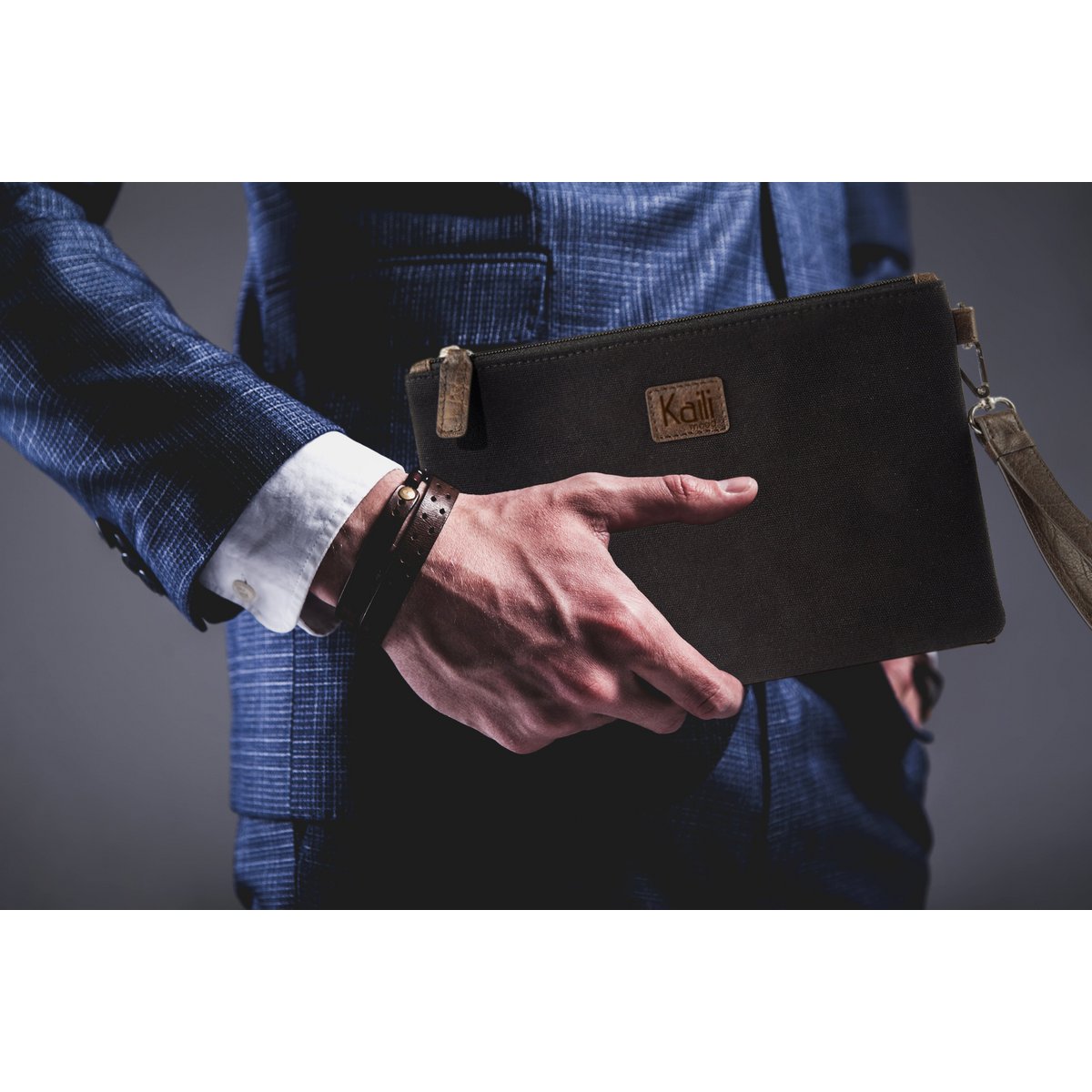 K0027AB | Cartera en Lona/Cuero Volanata Genuino de Granos - Color Negro/Marrón Oscuro - Accesorios en Níquel Pulido. Dimensiones: 25,5 x 17,5 x 1 cm - Embalaje: Bolsa Tnt