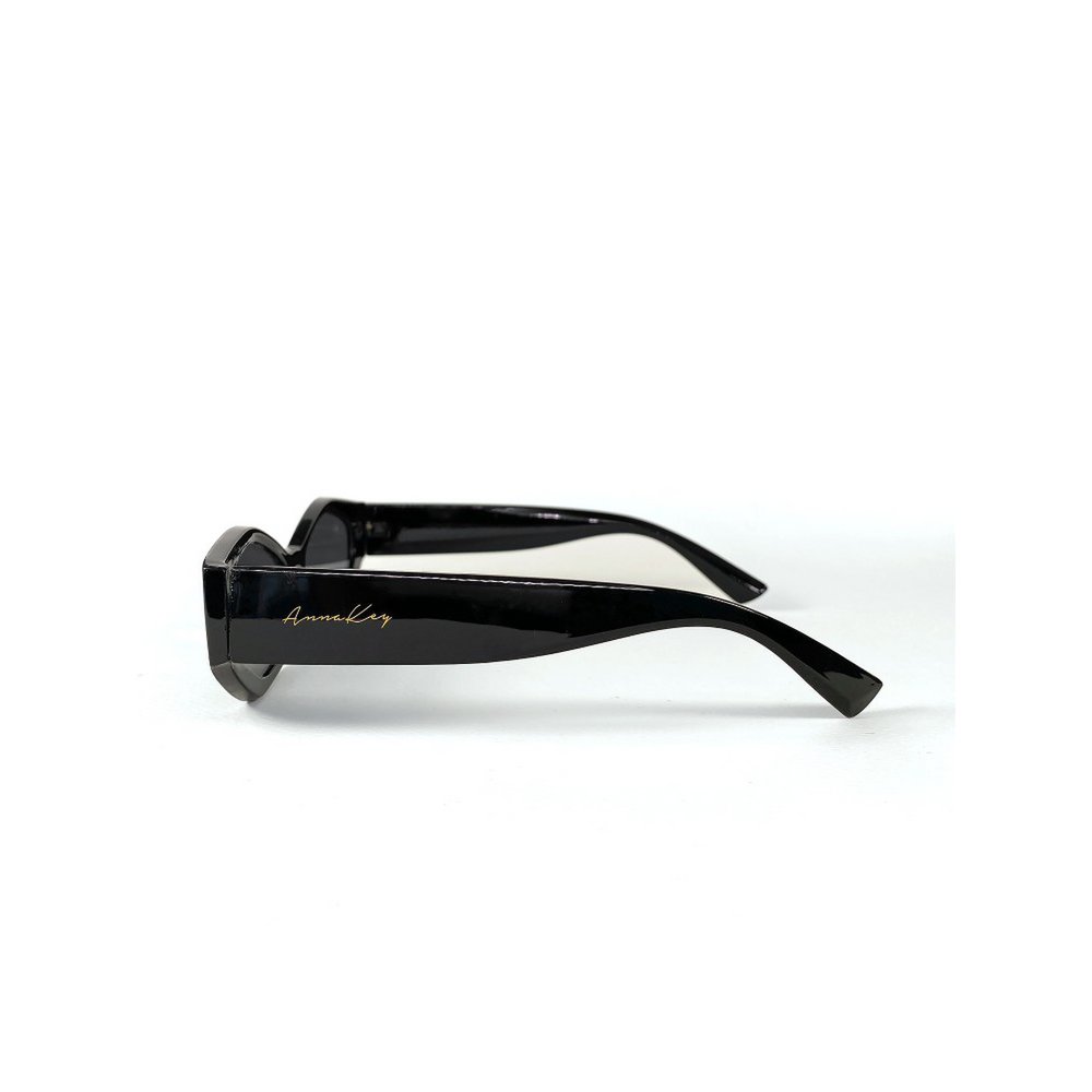 Lunettes de soleil noires de la morosité annuelle