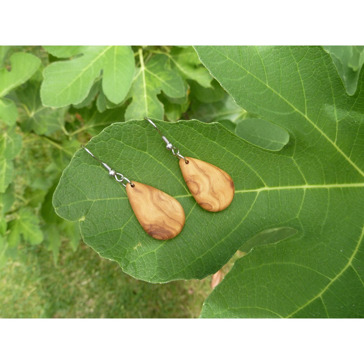 Boucles d'oreilles pendantes en forme de goutte en bois d'olivier remarquablement maîtrisé, très léger, surface huilée mate