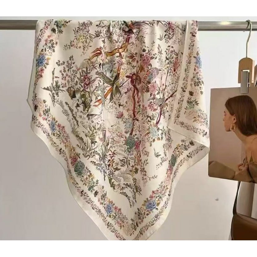 Firkantet tørklæde 70x70 blomstermotiv