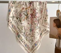 Firkantet tørklæde 70x70 blomstermotiv