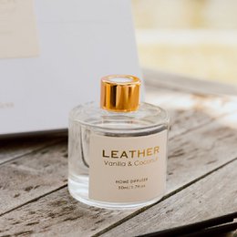 Vanilla & Coconut Leather Feel Gift Pack: Duftlys og duftpinde