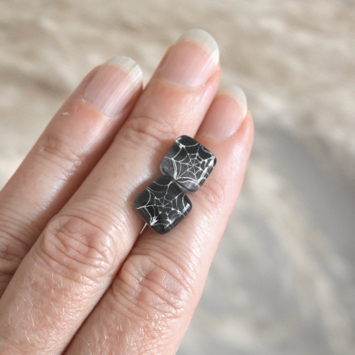 Unieke oorbellen met spinnenwebknopen, zwarte kleur, gerecycled glas en sterling zilver
