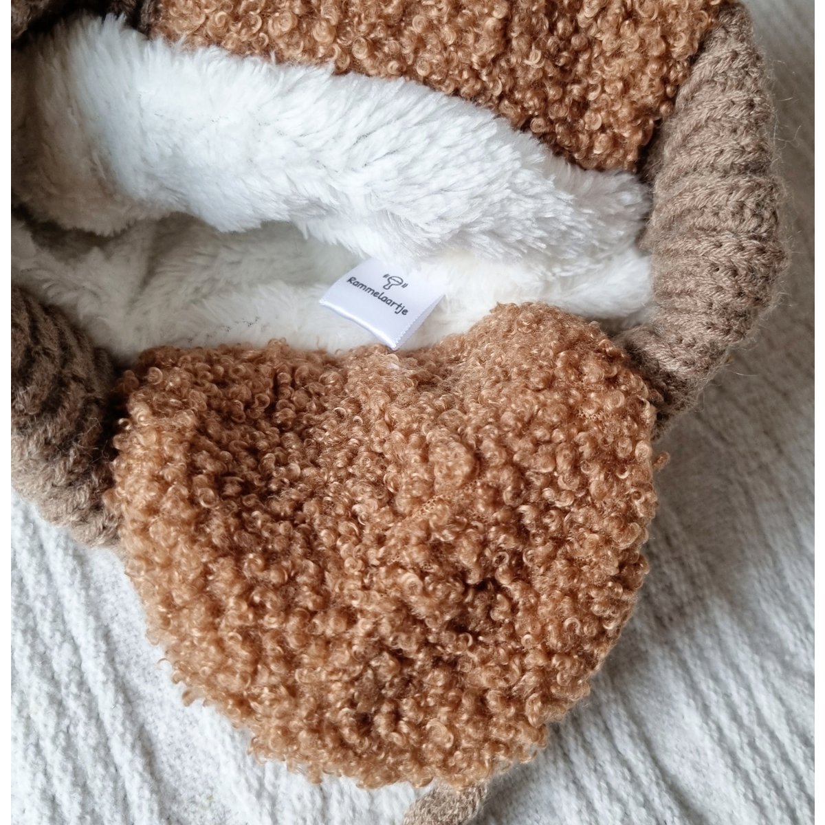 Baby Winter Muts Met Oorwarmers en Pompon - Bruin