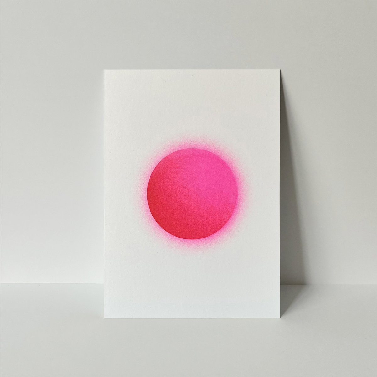 Riso postal Fuzzy Pink Planet, risografía, DIN A6