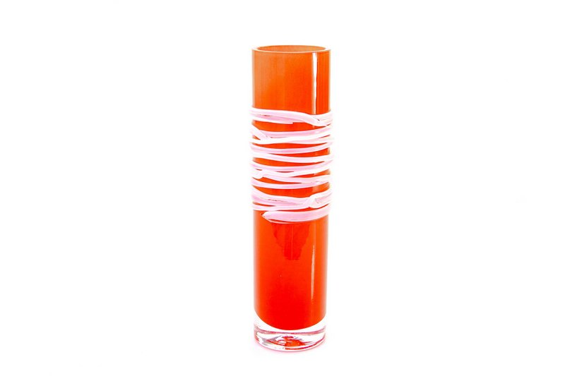 Rød vase med hvid spiral - højde 24 cm - glas