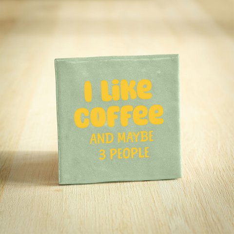 Tegeltje - I like coffee and maybe 3 people | Lichtgroen & Geel | 10x10cm