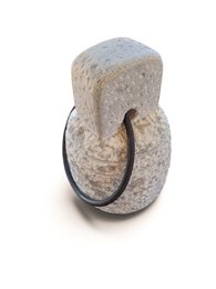 V.l24 Türstopper aus Stein mit Ring aus gealtertem Eisen