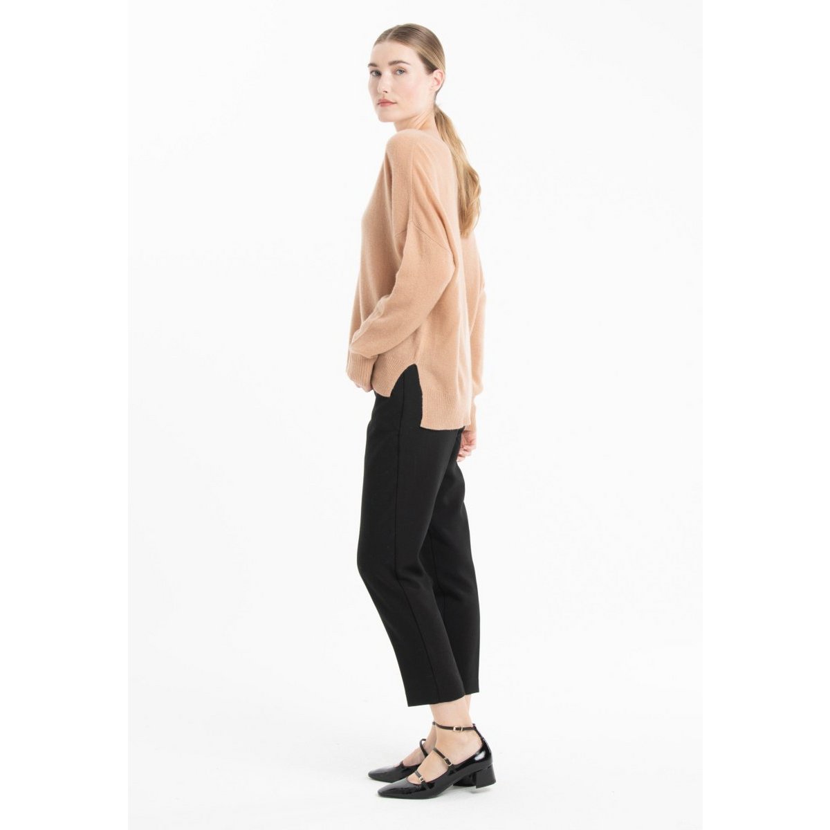 NAMI 23 Maglia scollo a V in cashmere con fascia colore cammello/beige