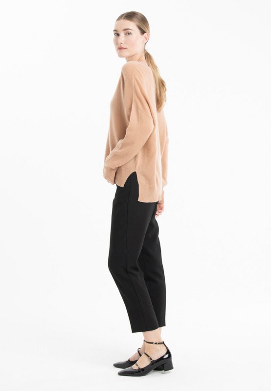 NAMI 23 Kaschmirpullover mit V-Ausschnitt und kamel-/beigefarbenem Band