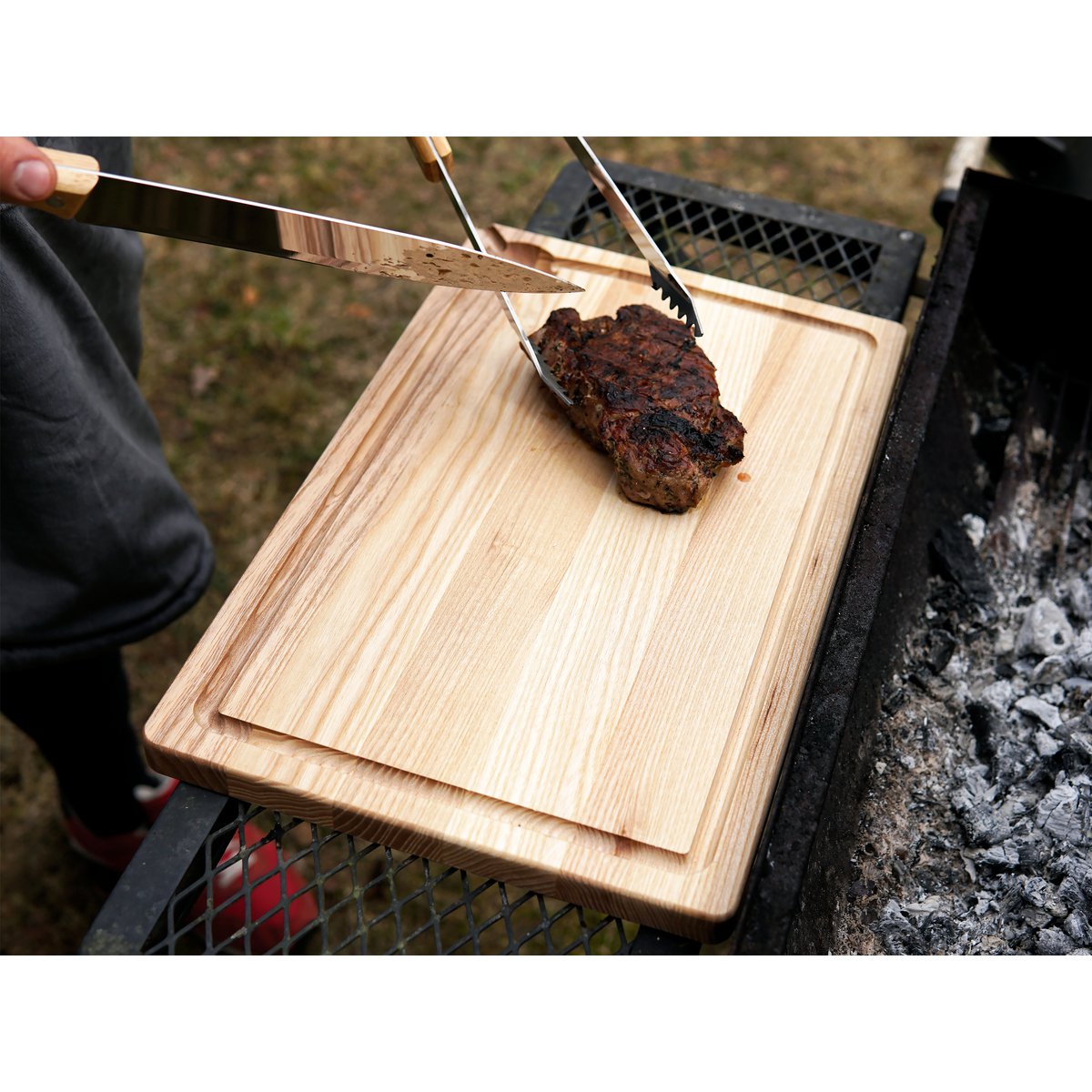 Tabla de cortar de madera de fresno con ranura para jugo