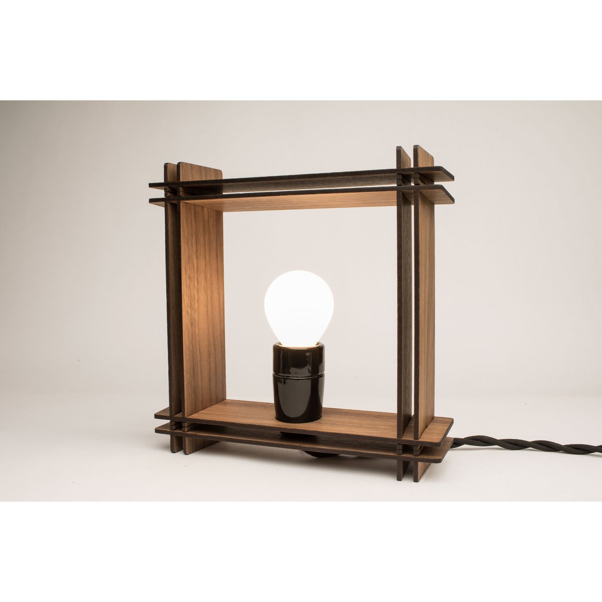 Hashtag LAMP No. 1 quadratisch Walnuss – Minimalistische dimmbare Tischlampe – Weihnachtsgeschenk