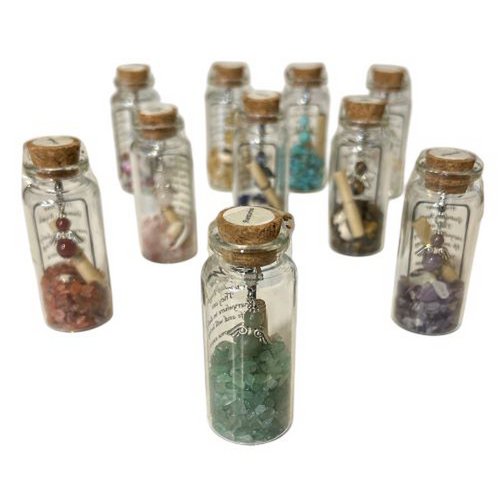 Engel in einer Glasflasche mit Naturstein, Muschel und einem Pergament mit Botschaft
