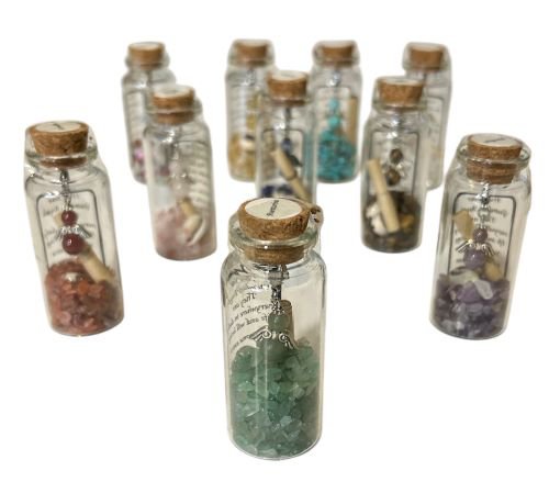 Engel in einer Glasflasche mit Naturstein, Muschel und einem Pergament mit Botschaft