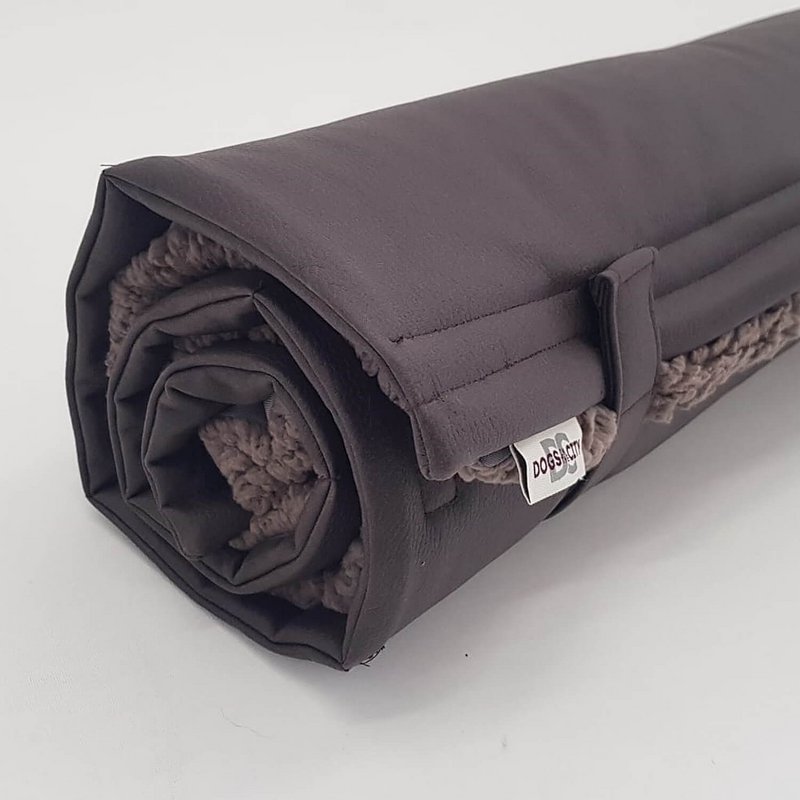 Reisematte Travel Mat Saddle graphit mit Kunstfelldecke Teddy plüsch taupe