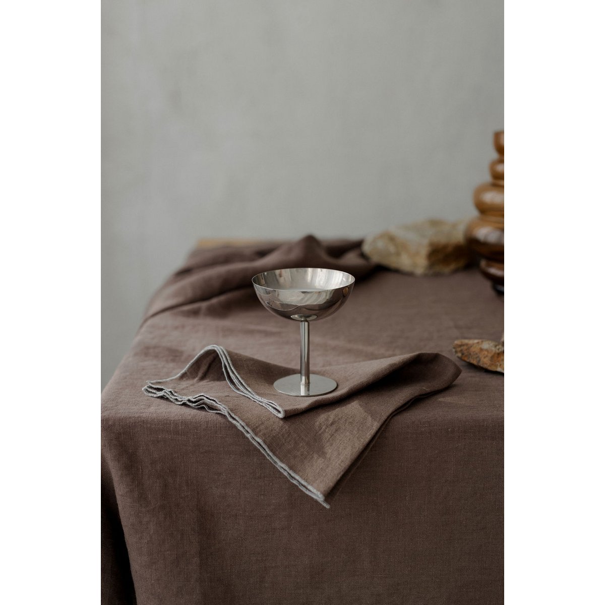 Linned dug med kontrastdetaljer Stone & Cacao Brown -330x145cm